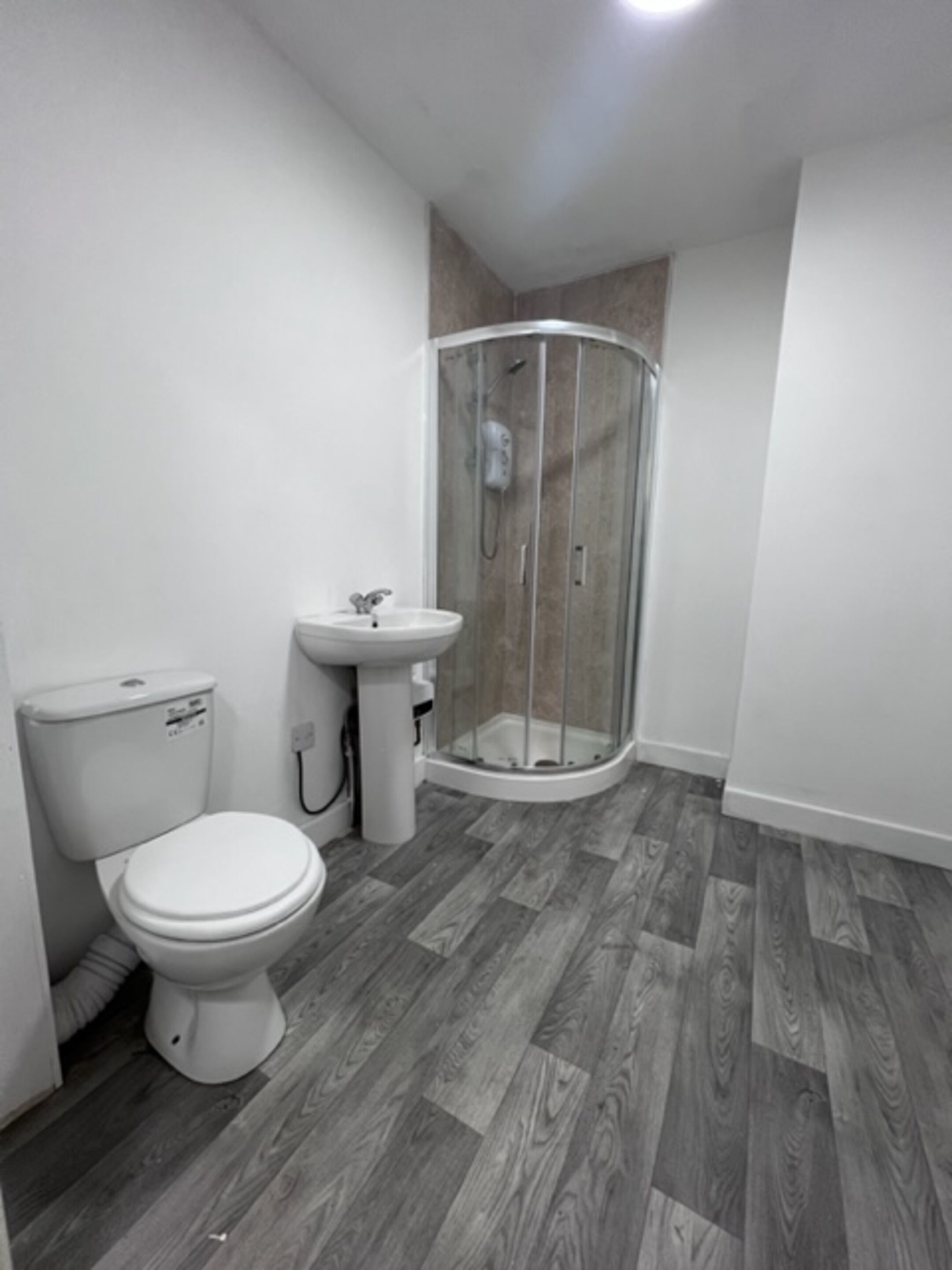 Kamar Double Standar | Kamar mandi | Shower, perlengkapan mandi gratis, handuk, dan sabun