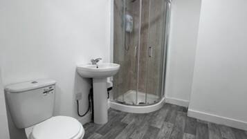 Kamar Double Standar | Kamar mandi | Shower, perlengkapan mandi gratis, handuk, dan sabun