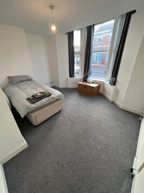 Free WiFi, bed sheets - Labyrinth By Habitat101 (Stockton-on-Tees)