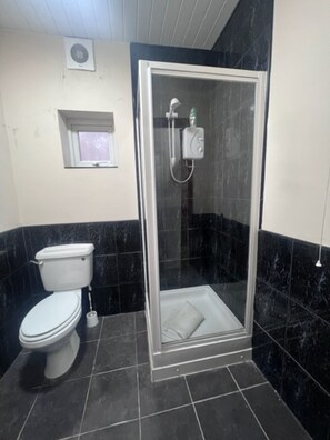 Shower, free toiletries, towels, soap - Labyrinth By Habitat101 (Stockton-on-Tees)