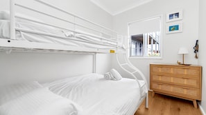 3 makuuhuonetta, silitysrauta/-lauta, ilmainen Wi-Fi, vuodevaatteet