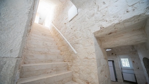 Una escalera de piedra que conduce a una habitación con una ventana y una puerta.