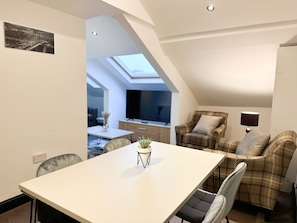 Apartment, Private Bathroom (Apartment 5 ) | In-room dining