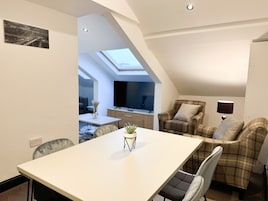 Apartamento, baño privado (Apartment 5 ) | Servicio de comidas en la habitación