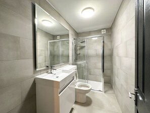 Kostenlose Toilettenartikel, Handtücher, Seife, Shampoo