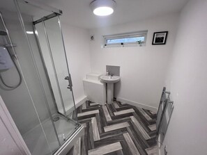 Een douche, gratis toiletartikelen, handdoeken, zeep