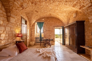 Luksus-dobbeltrom | Safe på rommet, individuelt innredet, skrivebord og blendingsgardiner