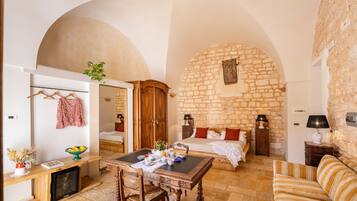 1 camera, cassaforte in camera, con arredamento individuale