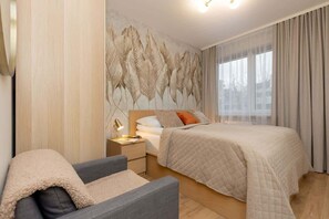 2 chambres, bureau, fer et planche à repasser, lit parapluie