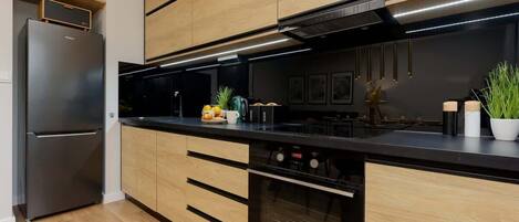 Réfrigérateur, micro-ondes, four, plaque de cuisson