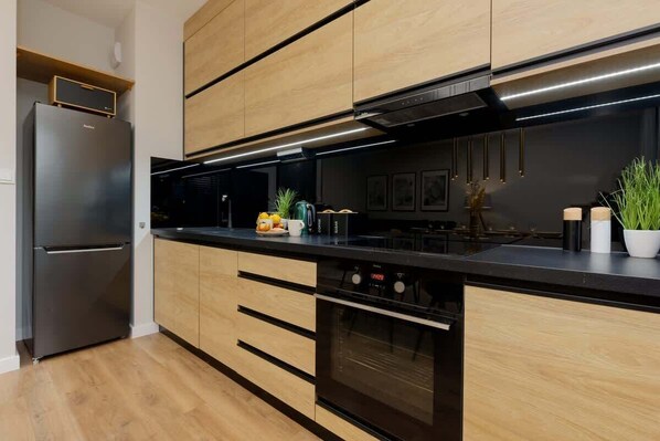 Kühlschrank, Mikrowelle, Ofen, Herdplatte