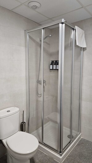 Secador de cabelo, toalhas de banho, sabonete, shampoo