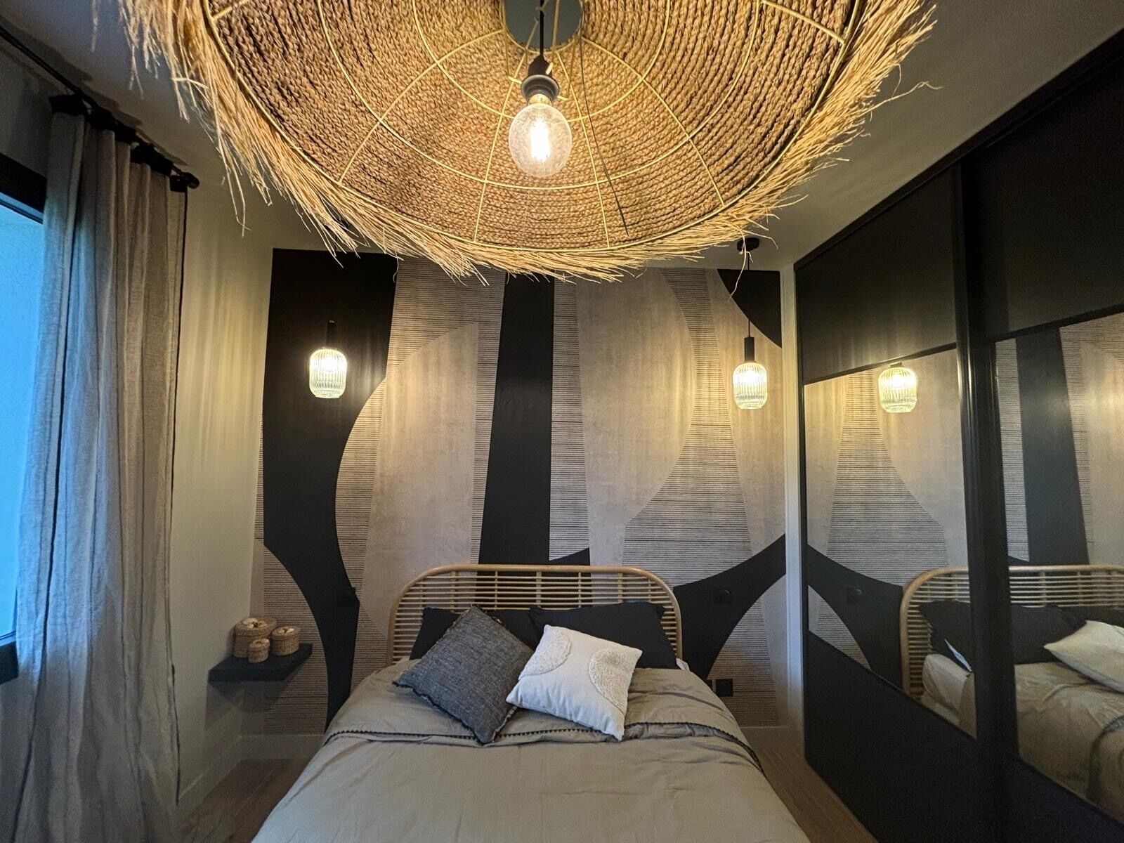 4 dormitorios, escritorio, tabla de planchar con plancha y cuna de viaje