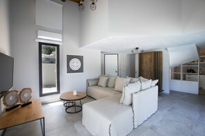 Villa Deluxe | Vardagsrum | Smart-tv och eldstad