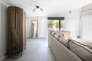 Villa Deluxe | Vardagsrum | Smart-tv och eldstad