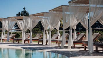 Una piscina al aire libre de temporada