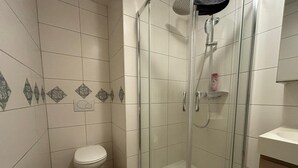 Comfort Apartment | Bathroom | Shower, hair dryer, towels - Josefinengasse Apartments (Vienna)