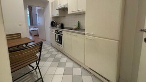 Comfort Apartment | Private kitchen | Oven, stovetop, cookware/dishes/utensils - Josefinengasse Apartments (Vienna)