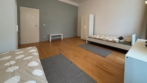 Comfort Apartment | Premium bedding, desk, iron/ironing board, WiFi (free) - Josefinengasse Apartments (Vienna)