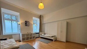 Comfort Apartment | Premium bedding, desk, iron/ironing board, WiFi (free) - Josefinengasse Apartments (Vienna)