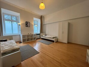 Premium bedding, desk, iron/ironing board, free WiFi - Josefinengasse Apartments (Vienna)