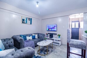 Departamento urbano | Área de sala de estar | Smart TV de 24 pulgadas con canales vía satélite 
