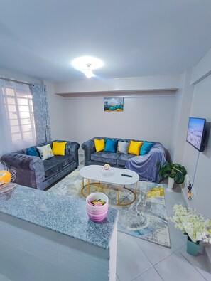 Departamento empresarial | Área de sala de estar | Smart TV de 24 pulgadas con canales vía satélite 