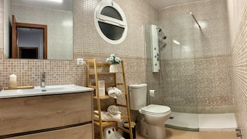 Baignoire à jets, sèche-cheveux, serviettes fournies, savon