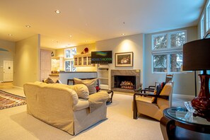 Televisie en een open haard