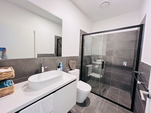 Hair dryer, towels, soap, shampoo - Short walk to Melbourne Showgrounds (Flemington)