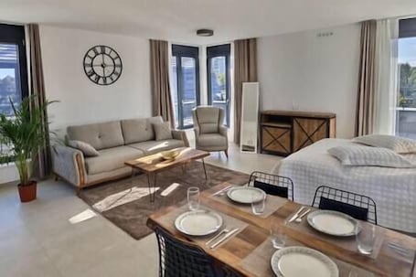 Iron/ironing board, travel crib, WiFi, bed sheets. Modern and bright penthouse 3 minutes from Basel-Center