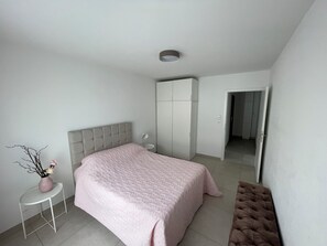 1 habitación, tabla de planchar con plancha, cuna de viaje y wifi 