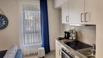 Fridge, oven, stovetop, coffee/tea maker