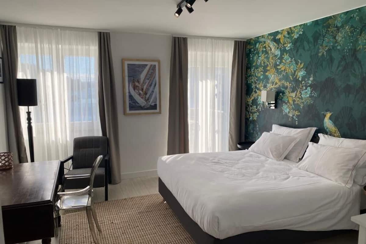 Design Double Room | Desk, laptop workspace, soundproofing, iron/ironing board (on request)
