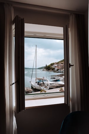 Exterior. Adriana Zaton