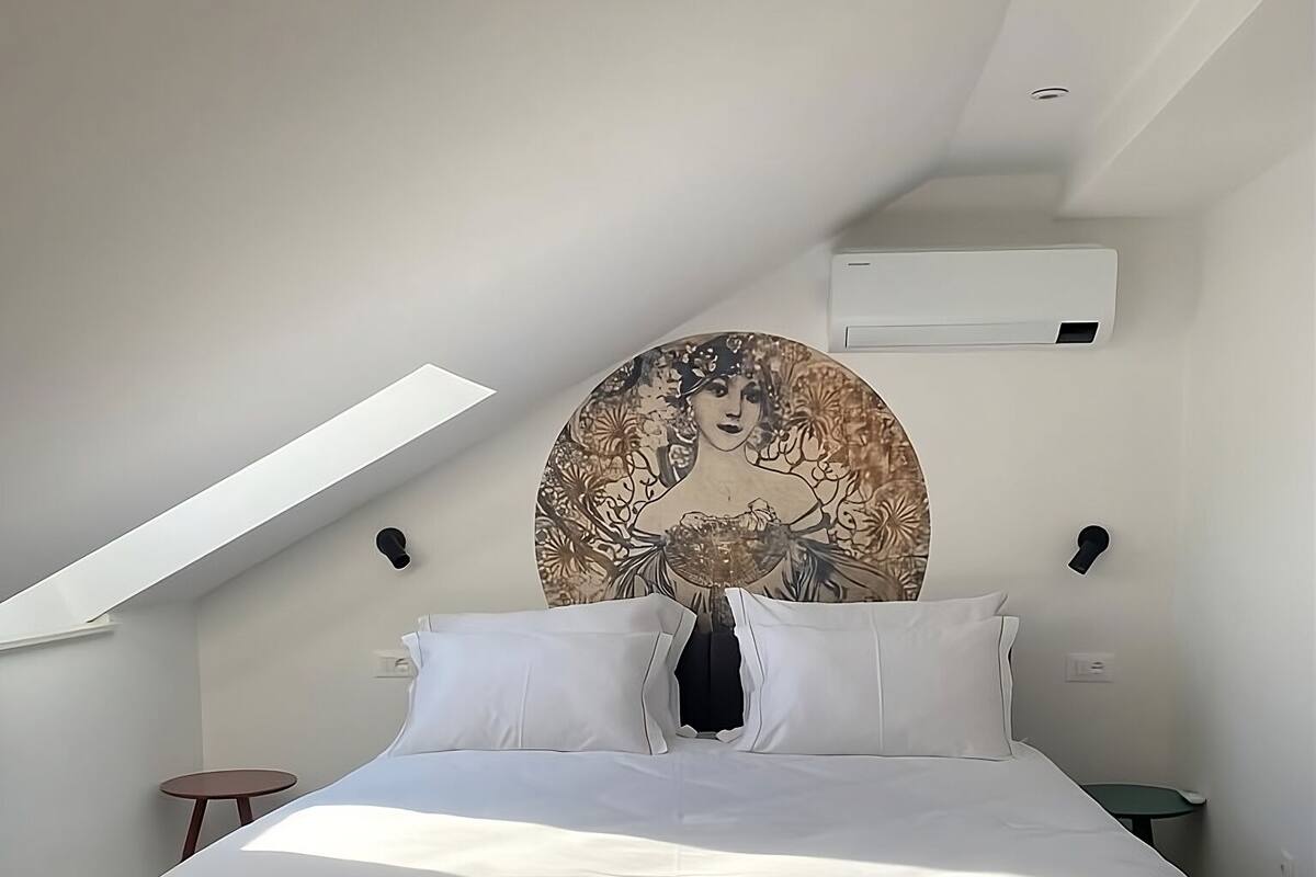 Deluxe Suite | Desk, laptop workspace, soundproofing, iron/ironing board (on request)