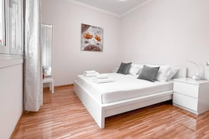 House | 2 bedrooms, desk