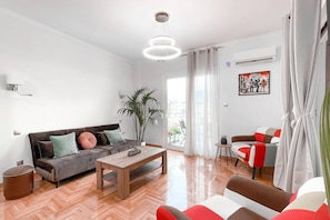 House | 2 bedrooms, desk
