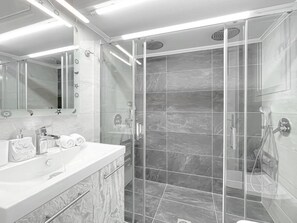 House | 2 bedrooms, desk