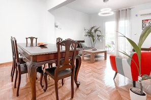 House | 2 bedrooms, desk