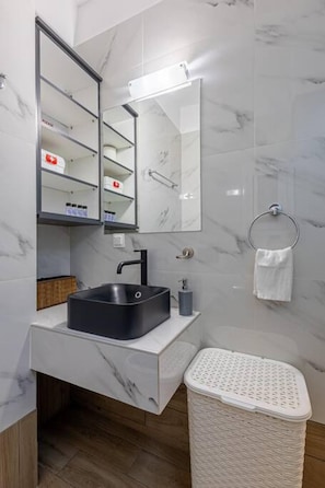 Casa | 1 quarto, escrivaninha