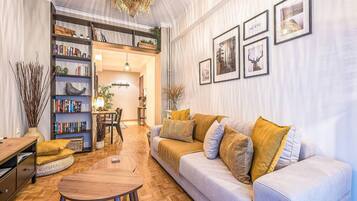 ์ํํธ | 1 ๊ฐ์ ์นจ์ค, ์ฑ
์