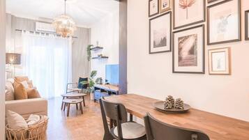 Casa | 1 quarto, escrivaninha