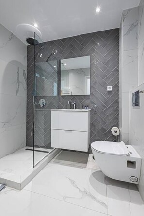 House | 2 bedrooms, desk