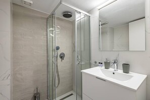 House | 2 bedrooms, desk