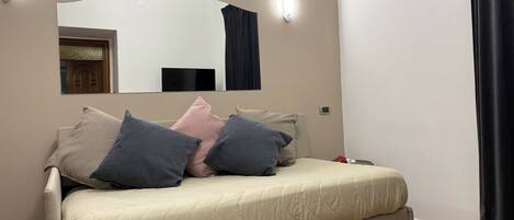 2 habitaciones, tabla de planchar con plancha, wifi y ropa de cama