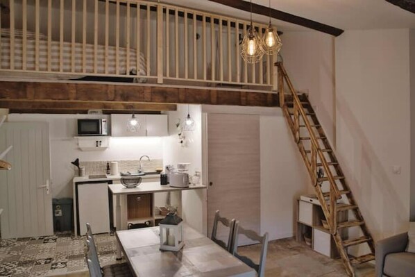 Kjøleskap, mikrobølgeovn, kokeplater og kaffetrakter/tekoker