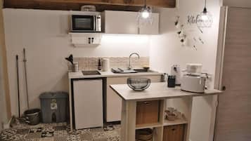 Refrigerador, microondas, parrilla de estufa y cafetera y tetera
