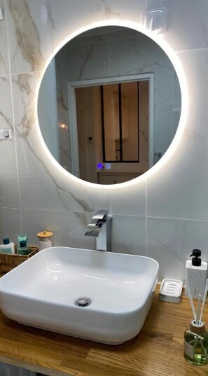 Asciugacapelli, asciugamani, sapone, shampoo