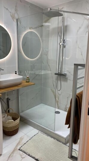 Hair dryer, towels, soap, shampoo - Nice and cosy flat near Geneva or Annecy (Valserhône)